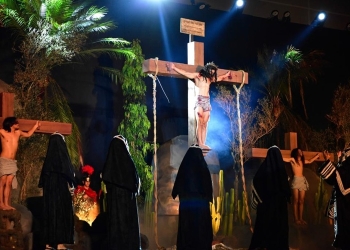 Paixão de Cristo emociona público em Cuiabá: “Um momento único nas nossas vidas”, afirma espectadora