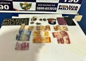 Dois homens são presos e adolescente é apreendido com porções de drogas