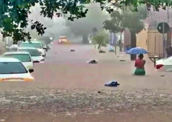Após forte chuva, diversos bairros registram inundações e prejuízos; veja vídeos