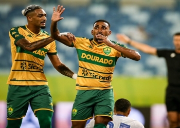 Cuiabá perde um caminhão de gols, sofre com apagão da defesa e só empata com o Avaí