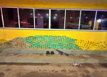 Motorista é preso transportando fuzil, munições e 370 quilos de drogas; veja vídeo