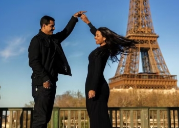 Mell Muzzillo troca beijos com Marcello Melo Jr na Torre Eiffel, em Paris: ‘Te amo’