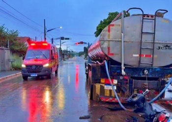 Adolescente morre após bater motocicleta na traseira de caminhão estacionado