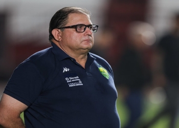 Guto Ferreira revela que André Luis foi afastado por indisciplina e dispara: “O clube tem regras”