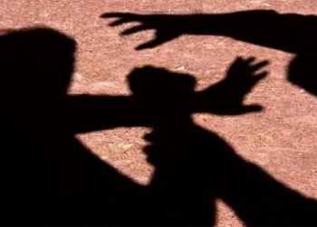 Mulher flagra traição do marido, espanca rival e destrói residência em surto de raiva