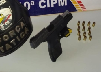 Homem é preso após polícia encontrar pistola escondida em motor de caminhonete