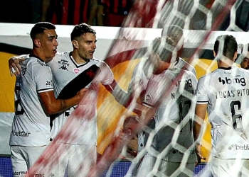 Vasco perde para o Vitória e entra na zona de rebaixamento do Brasileirão