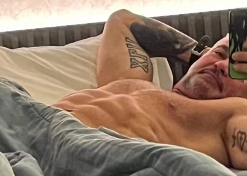 Completamente nu, Mateus Carrieri posa na cama e web enlouquece: ‘Dia de descanso’