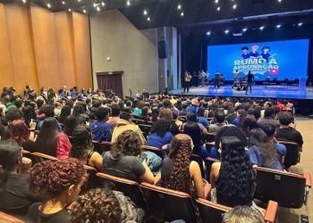 Aulão Inaugural do Pré-Enem Digit@l 2025 reúne 500 estudantes no teatro da UFMT