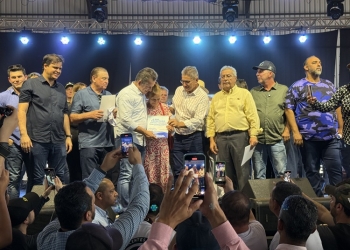 Famílias dos bairros Boa Esperança e Vila Amizade recebem escrituras definitivas do Estado