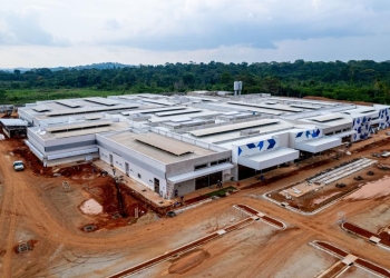 Governador e primeira-dama vistoriam obras do Hospital Regional e entregam casas populares em Alta Floresta