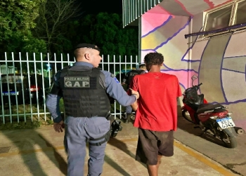 Homem tenta matar mulher com facada no abdômen após crise de ciúmes