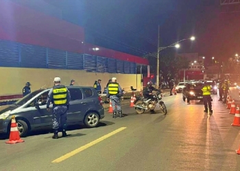 Operação Lei Seca realizada em duas avenidas de Cuiabá ao mesmo tempo termina com 13 pessoas presas