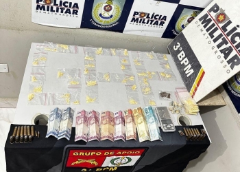 Trio é preso com 83 porções de drogas, munições e dinheiro em ações da PM em Cuiabá