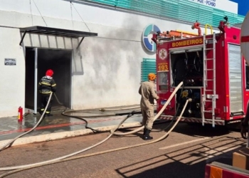 Incêndio atinge sala de raios-x em clínica localizada no centro e Corpo de Bombeiros é acionado