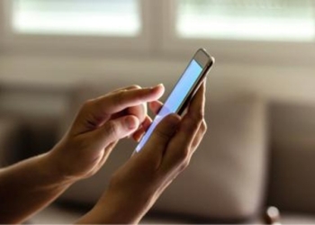 Justiça concede mandado de busca e obriga empresa a devolver documentos e celular para funcionária