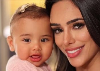 Bruna Biancardi brinca com Mavie em casa de boneca luxuosa: ‘Avaliadaem R$ 90 mil’