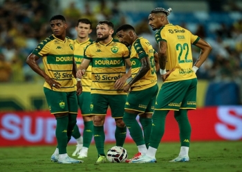 Cuiabá sai atrás, busca empate, mas comete pênalti bobo no fim e perde para o Operário-PR