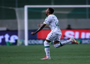 Com dois golaços de falta de Mateusinho, Cuiabá vence o Athletic e volta ao G-4 da Série B