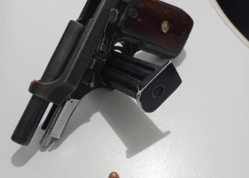 Após perseguição, dupla é presa por direção perigosa e porte ilegal de arma