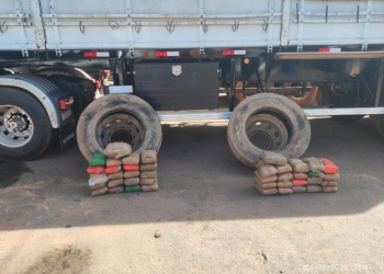 Polícia Civil apreende 42 tabletes de skunk encontrados dentro de pneus de caminhão