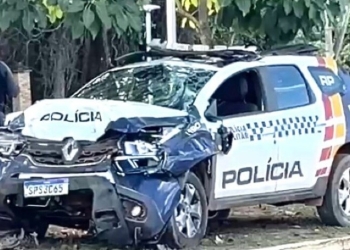 Viatura da Polícia capota ao ser atingida por carro em perseguição; veja vídeo