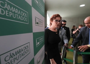 Moraes oficializa pedido de extradição de Carla Zambelli