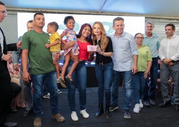 “Nosso compromisso é proporcionar moradias dignas“, afirma primeira-dama em entrega de 213 casas