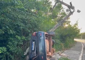 Três pessoas são socorridas após carro capotar e bater em poste; veja vídeos