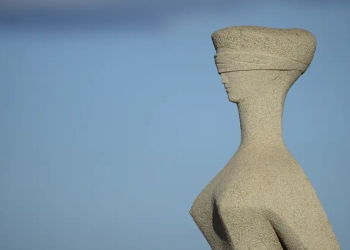 Advogado quer anular delação de Cid após conversa por rede social