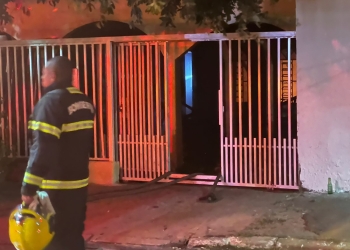 Incêndio de grandes proporções destrói residência no bairro CPA 1; veja vídeo