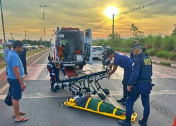 Condutora sem CNH se distrai, bate em cone e colide com outra moto na Mário Andreazza