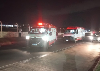 Motociclista é socorrido em estado grave após colidir com ciclista na Avenida João Ponce de Arruda