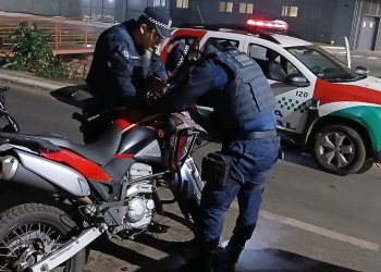 Criminoso furta moto em funilaria e é flagrado por câmeras; veja vídeos