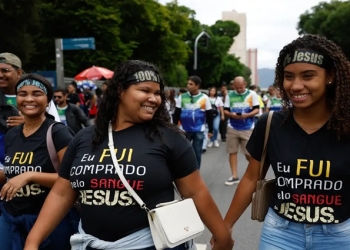 Jovens e mulheres puxam aumento de evangélicos no país, revela IBGE