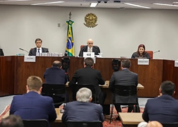 Moraes revoga proibição de réus da trama golpista de manterem contato