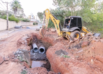 Prefeitura inicia manutenção na rede de drenagem no bairro Santa Amália