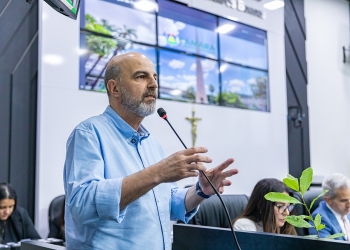 Secretário assegura entrega de 100% dos uniformes e kits escolares este mês