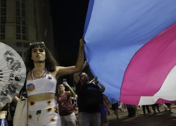 População trans se opõe à nova idade mínima para terapia hormonal