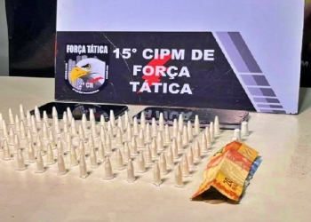 Força Tática prende homem por tráfico e apreende 99 porções de cocaína