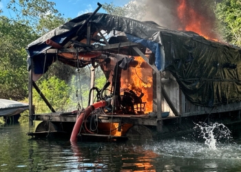 Ibama destrói 23 balsas de garimpo ilegal em Terra Indígena Kayabi