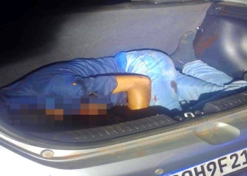 Corpo de homem com marcas de tiros é encontrado no porta-malas de carro