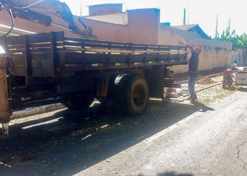 Fiscalização de Posturas embarga obra irregular no bairro Construmat
