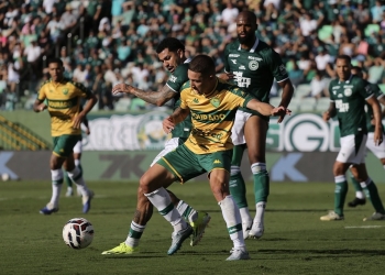 Com Show do goleiro Tadeu, Goiás vence Cuiabá e assume a liderança da Série B