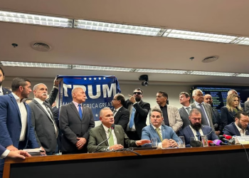 Fagundes sob bandeira de Trump
