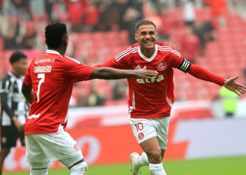 Internacional vence o Ceará e respira no Brasileirão