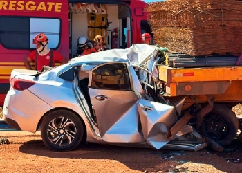 Motorista morre ao colidir carro na traseira de carreta parada no acostamento da rodovia MT-225