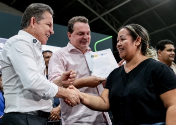Após espera de 20 anos, moradores do Residencial 8 de Março recebem títulos definitivos