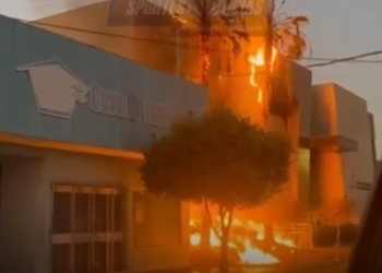 Horas após proprietária morrer, incêndio atinge fachada de cartório em Rondonópolis