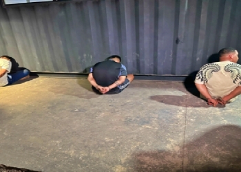 Trio com extensa ficha criminal é preso após perseguição e colisão em posto no CPA III